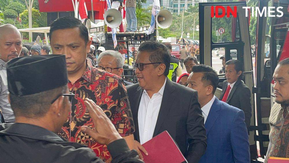 Sekjen PDIP, Hasto Kristiyanto tiba di KPK untuk jalani pemeriksaan pada Senin (13/1/2025). (IDN Times/Aryodamar)