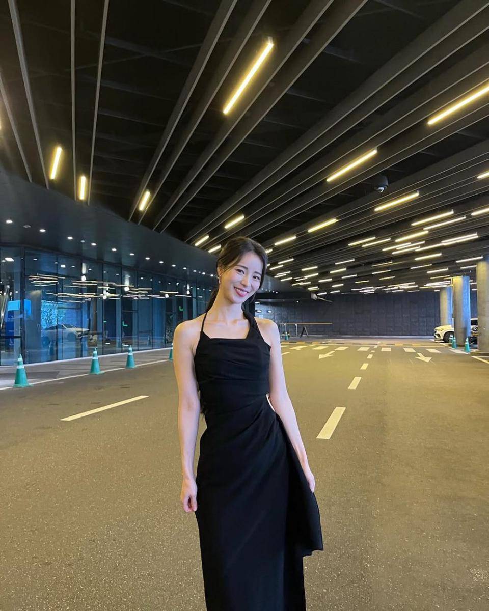 inspirasi casual sleeveless dress ala Lim Ji Yeon (Instagram.com/limjjy2)
