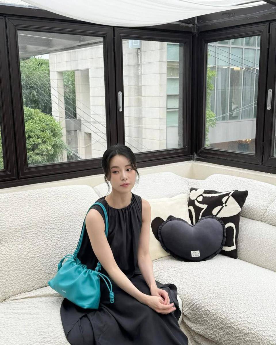 inspirasi casual sleeveless dress ala Lim Ji Yeon (Instagram.com/limjjy2)