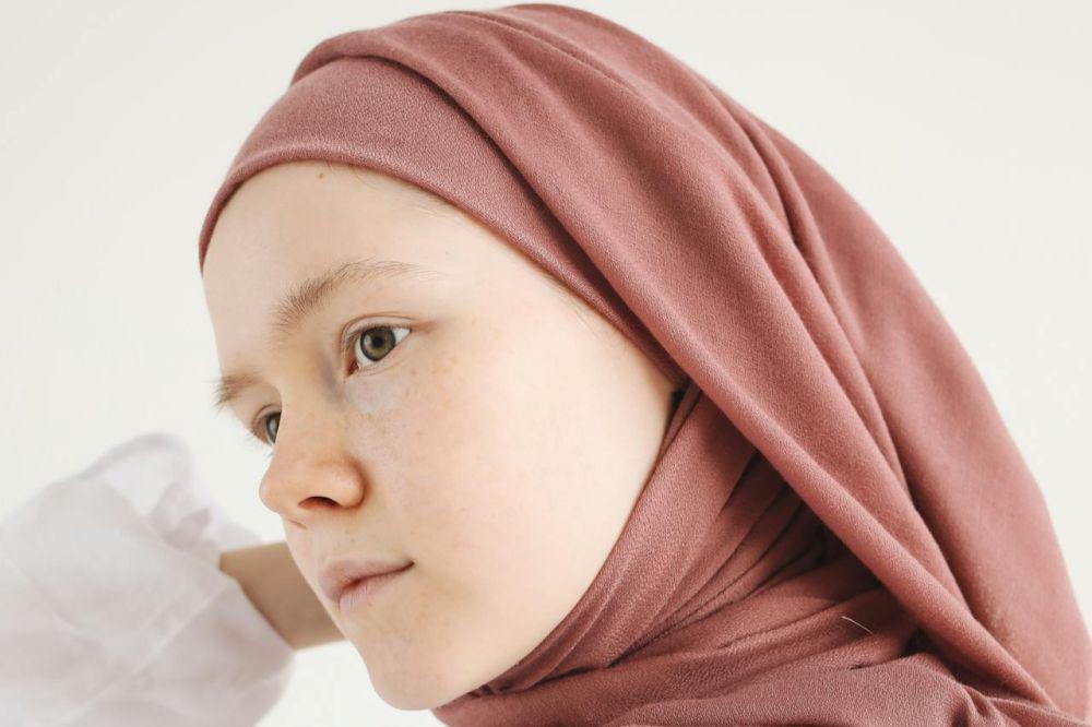 6 Tips Perawatan Rambut Lepek untuk Kamu yang Berhijab, Bikin Adem!