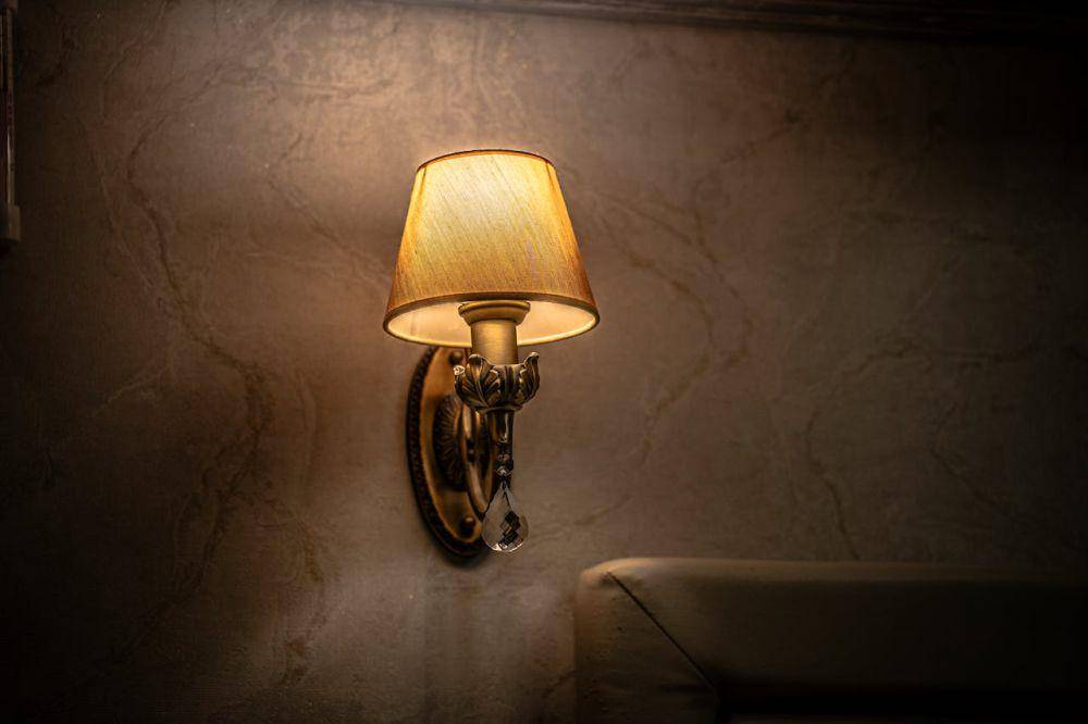 Ilustrasi lampu minimalis untuk hiasan dinding ruang tamu (pexels.com/Александр)