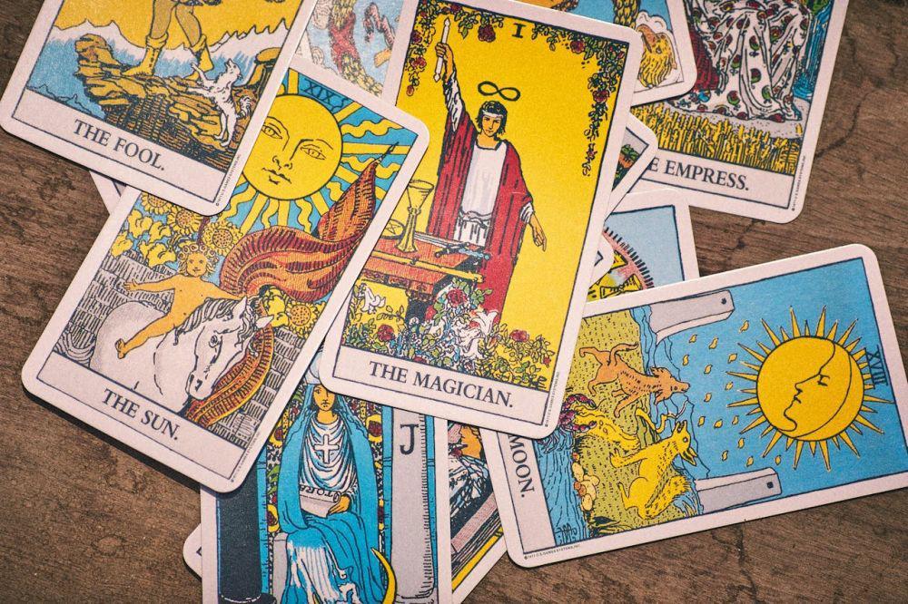 Apa Arti Resonate dalam Tarot? Simak Arti dan Tipsnya!