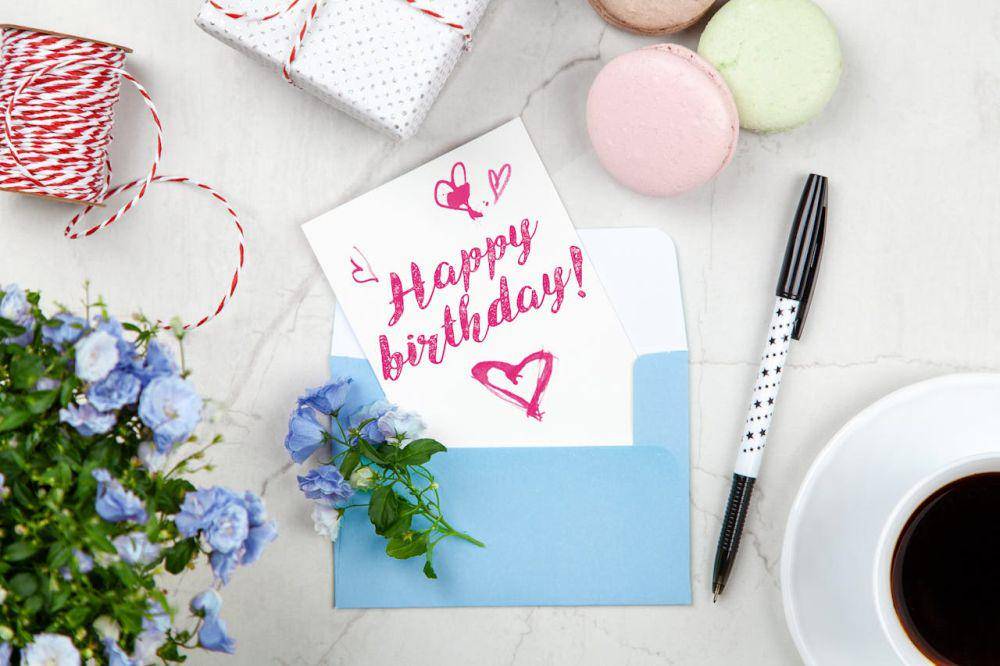 Kartu selamat uang tahun (pexels.com/George Dolgikh)