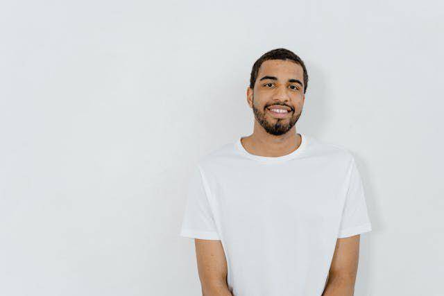 ilustrasi pria bergaya hidup YONO (pexels.com/MART PRODUCTION)