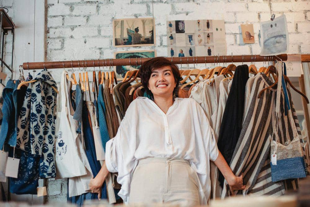 ilustrasi wanita belanja thrifting 