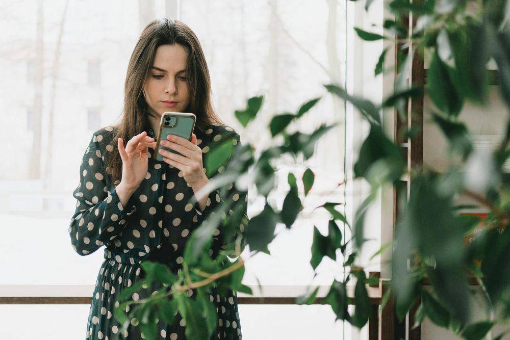 ilustrasi bermain gadget di kamar gelap (pexels.com/SHVETS production)