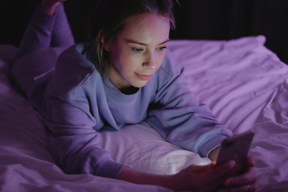 5 Kebiasaan Neglectful Scrolling yang Harus Kamu Hindari di Malam Hari