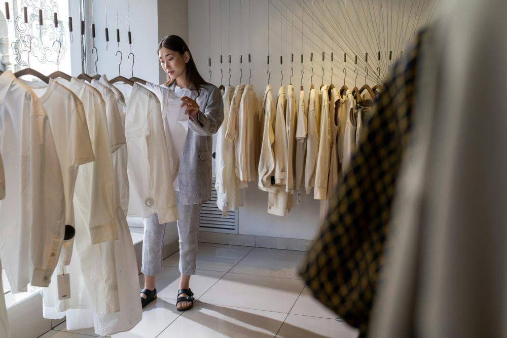 ilustrasi membeli barang thrifting