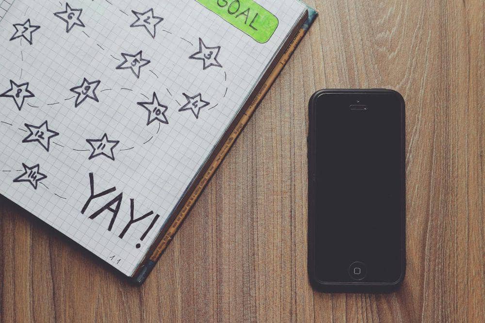 ilustrasi buku dan handphone (pexels.com/Bich Tran)