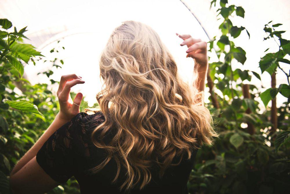5 Kebiasaan yang Membuat Rambut Cepat Lepek, Kurangi Keramas!
