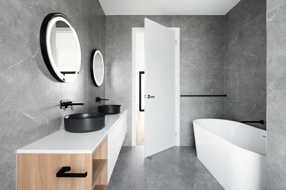 ilustrasi kamar mandi dengan warna dinding abu-abu (unsplash.com/R ARCHITECTURE)