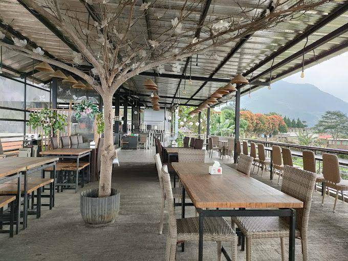 Santana Resto, Kuningan, Jawa Barat (google.com/maps/Ngapack Backpaker)