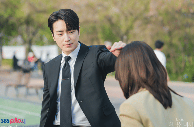 Tangkapan layar cuplikan adegan drama Korea Love Scout sebagai bagian dari materi promosi produksi SBS.