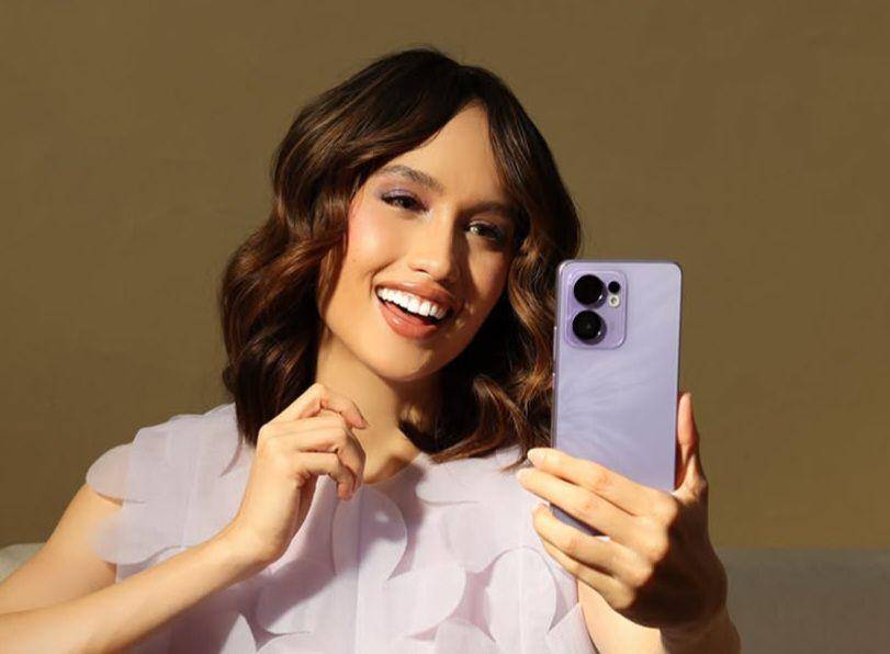 Cinta Laura memegang OPPO Reno13 F series. (instagram.com/OPPO Indonesia)