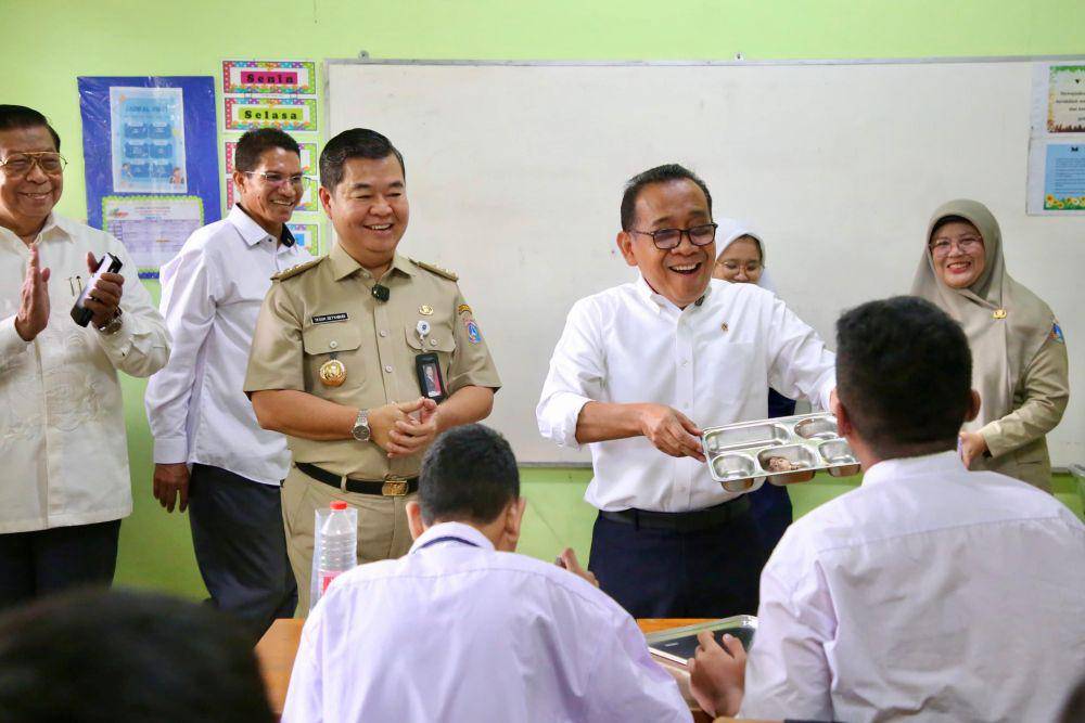 Pj. Gubernur DKI Jakarta, Teguh Setyabudi mendampingi Menko PMK RI Pratikno dalam meninjau pelaksanaan program Makan Bergizi Gratis (MBG) di DLB Cahaya, Kelapa Gading Permai, Jakarta Utara, Senin (13/1/2025). (dok. Humas Pemprov DKI Jakarta)