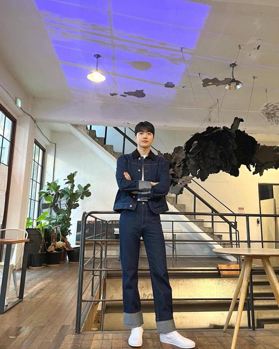 outfit smart casual look ala Kang Hoon (instagram.com/khoonyy)