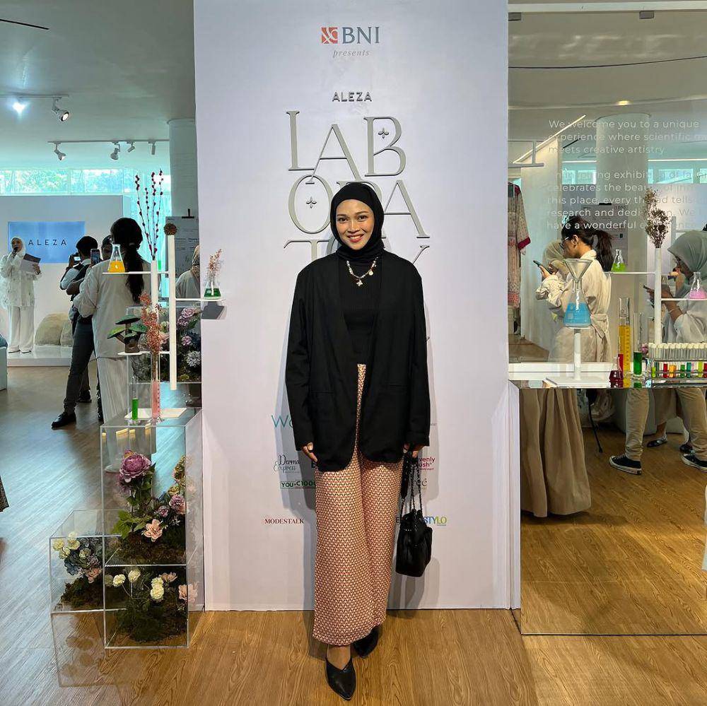 Gaya OOTD Astri Tyas (instagram.com/astrityas)