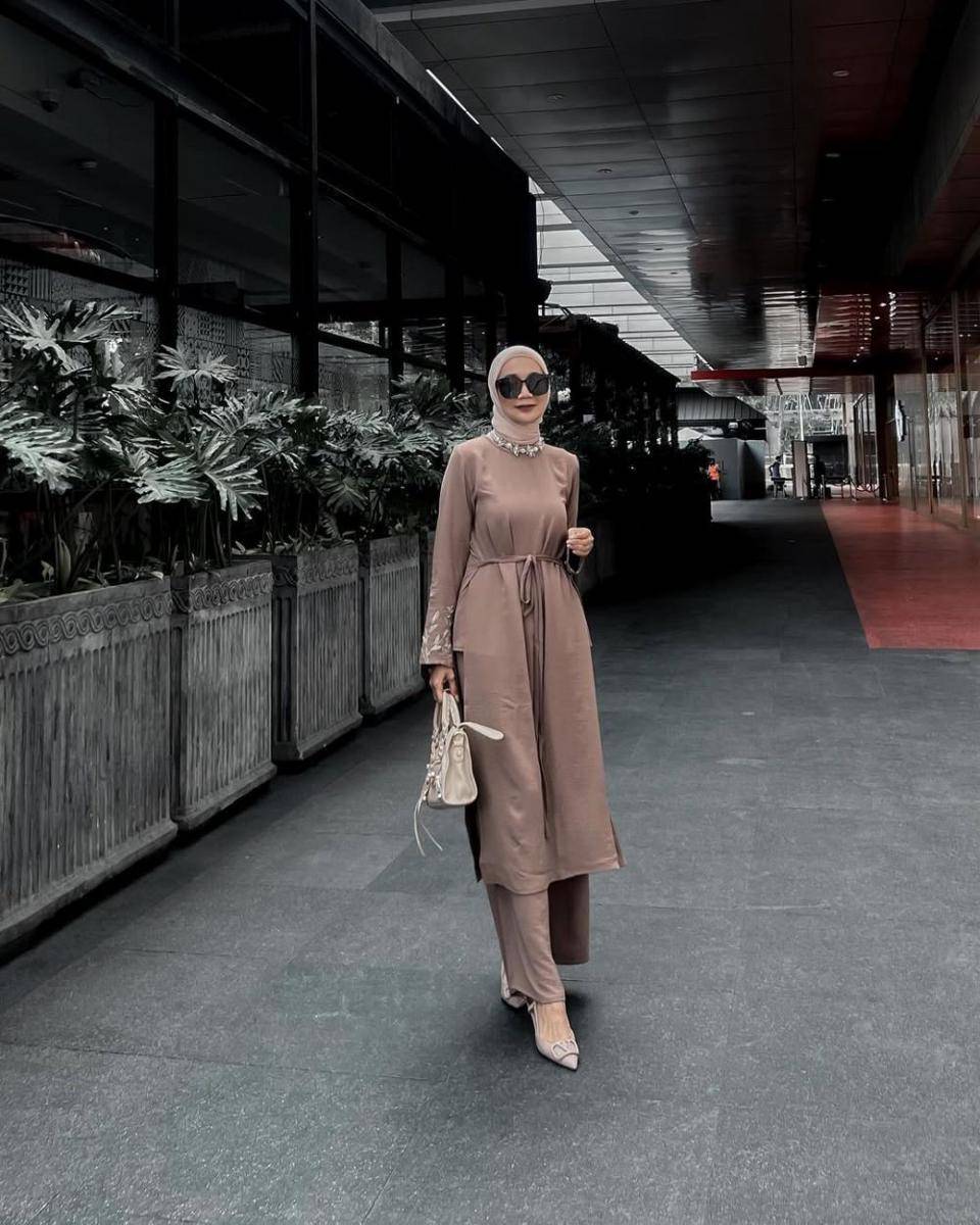 OOTD Mocha Mousse untuk hangout (instagram.com/uwiemariska)