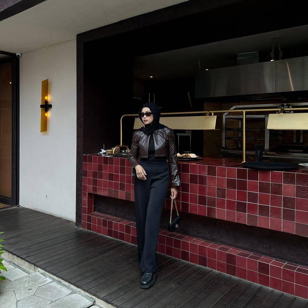 Gaya OOTD Astri Tyas (instagram.com/astrityas)