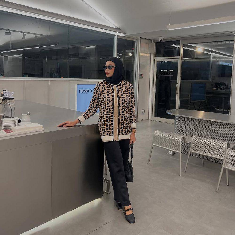 Gaya OOTD Astri Tyas (instagram.com/astrityas)