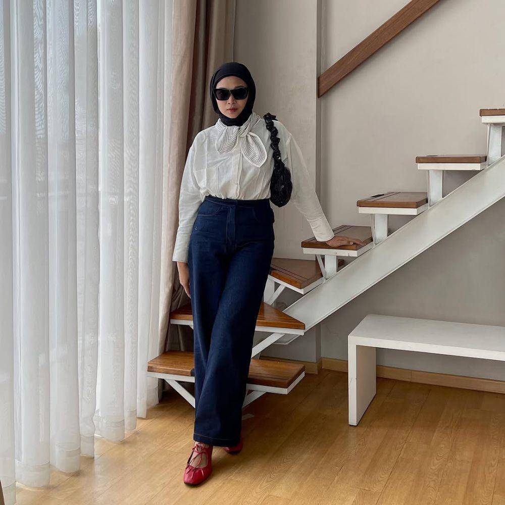 Gaya OOTD Astri Tyas (instagram.com/astrityas)