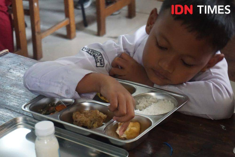 Program Makan Bergizi Gratis (MBG) di SD Sinduadi Timur, Mlati, Sleman, Senin (13/1/2025). (IDN Times/Tunggul Damarjati)