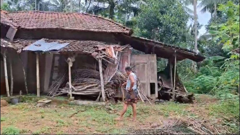 Warga menunjukkan rumah rusak karena tanah gerak.IDN Times/ istimewa