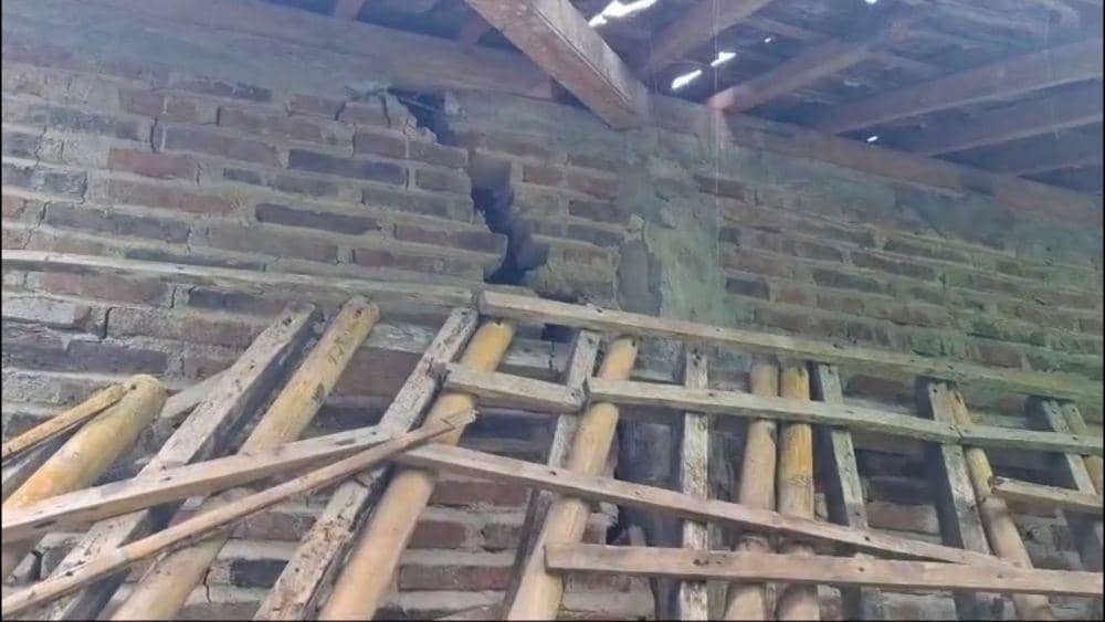 Retakan dalam rumah karena tanah gerak. IDN Times/ istimewa