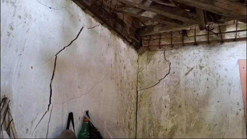Retakan dalam rumah karena tanah gerak. IDN Times/ istimewa