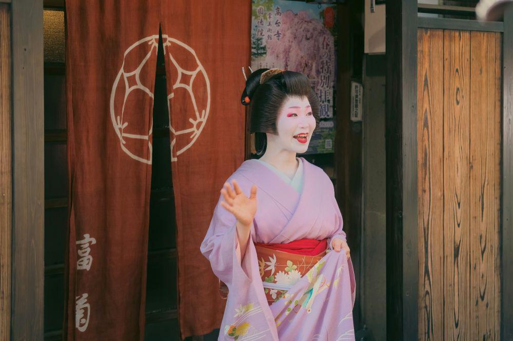 Kenapa Turis Tidak Boleh Menghentikan Geisha di Jepang?