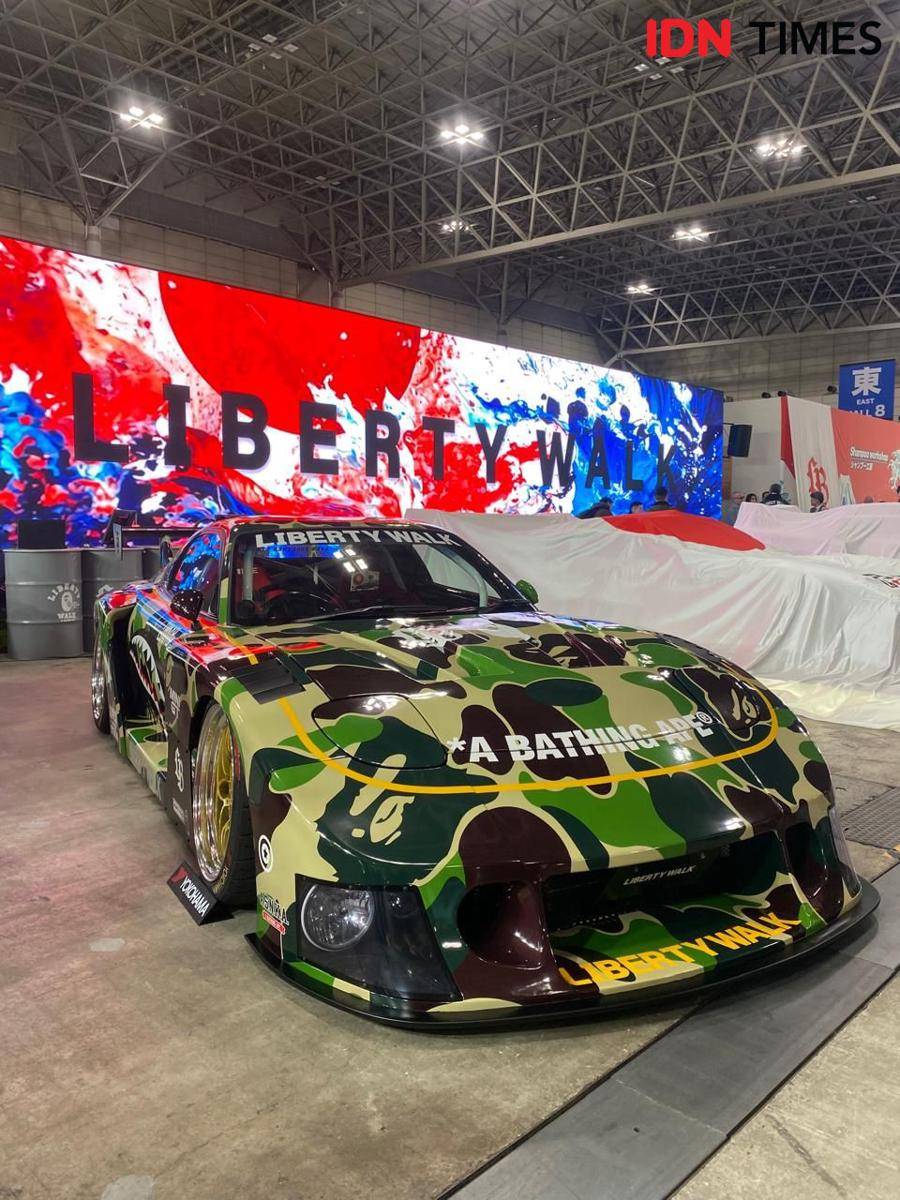 Liberty Walk menunjukan hasil kolaborasi dengan brand streetwear Jepang, Bathing Ape (BAPE) di Tokyo Auto Salon 2025. (IDN Times/Ilyas Mujib)