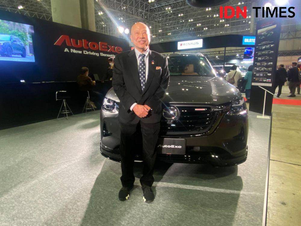 Founder AutoExe, Yojiro Terada, memperlihatkan Mazda CX-80 yang sudah dimodifikasi dengan part dari AutoExe di Tokyo Auto Salon 2025. (Ilyas/Mujib)