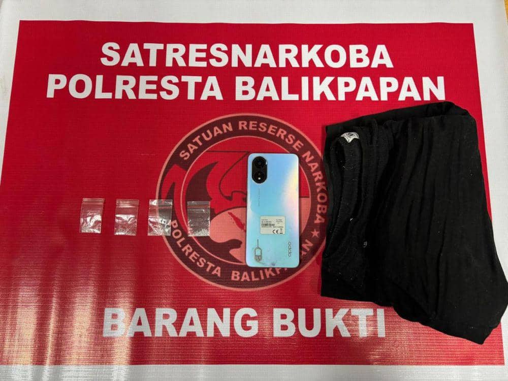 Barang bukti tindak pidana narkotika yang berhasil diamankan polisi dari tersangka SA. (Dok. Polresta Balikpapan)