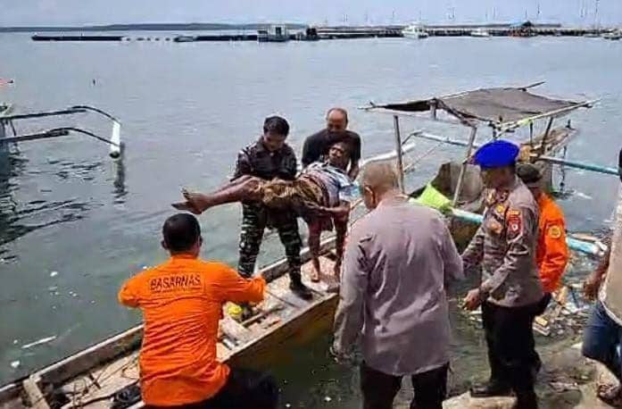 Nelayan yang ditemukan terapung empat hari di laut dievakuasi Tim Basarnas Makassar, Senin (13/1/2025)/Istimewa