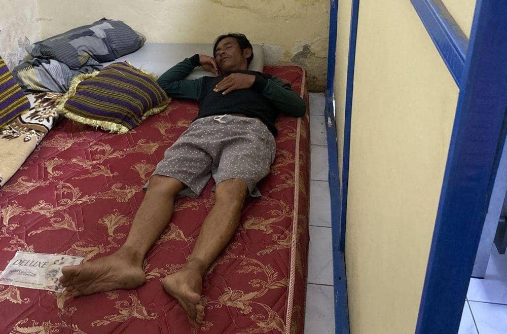 Nelayan yang ditemukan terapung empat hari di laut dievakuasi Tim Basarnas Makassar, Senin (13/1/2025)/Istimewa