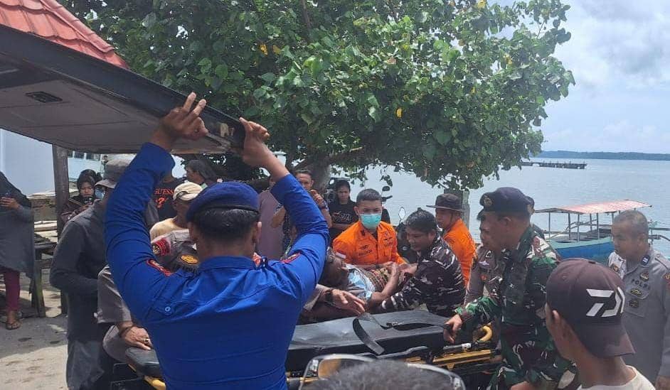 Nelayan yang ditemukan terapung empat hari di laut dievakuasi Tim Basarnas Makassar, Senin (13/1/2025)/Istimewa