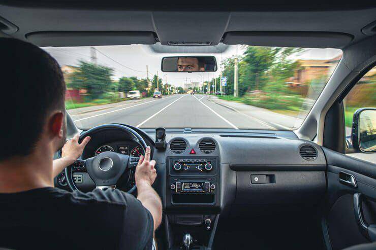 ilustrasi test drive di berbagai jenis jalan (freepik.com/pvproductions)