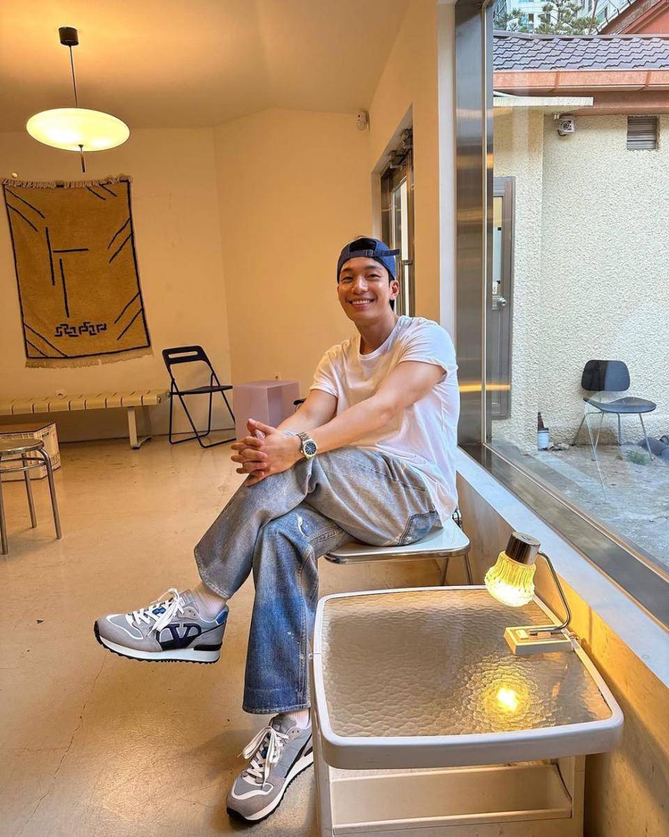 OOTD pakai topi baseball ala Wi Ha Jun (instagram.com/wi__wi__wi)