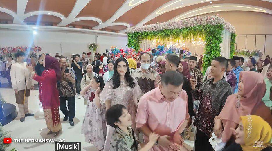 Anang dan Ashanty ke pernikahan karyawan (YouTube.com/The Hermansyah A6)