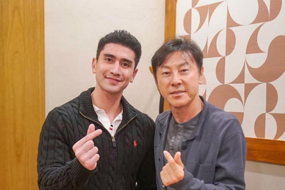 7 Potret Verrell Bramasta Makan Malam bersama Shin Tae Yong