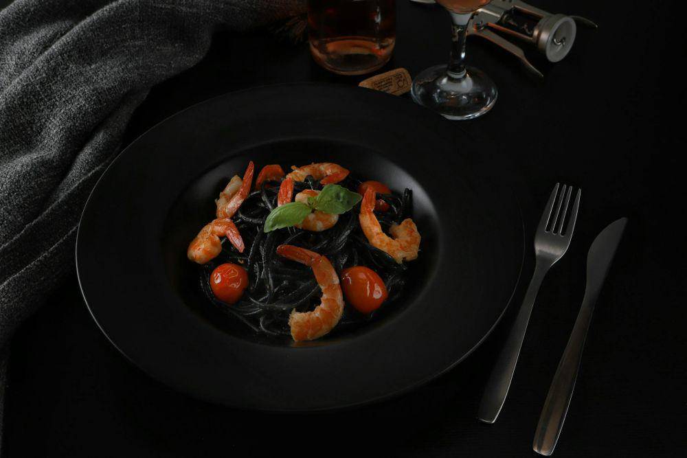ilustrasi pasta tinta cumi (pexels.com/Adriano Bragi)