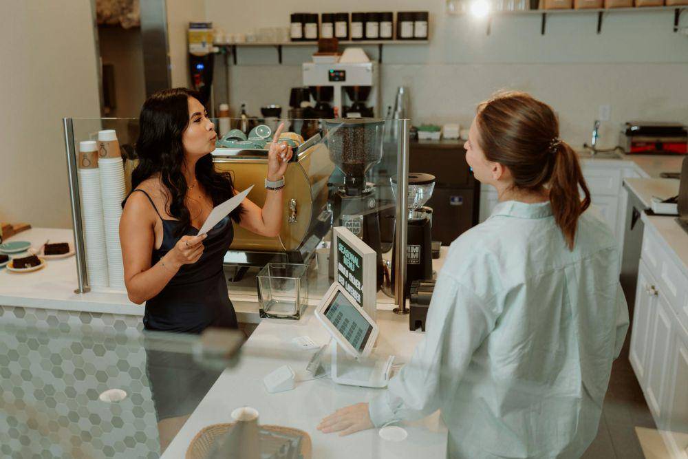 Ilustrasi melihat menu kafe (pexels.com/RDNE Stock project)