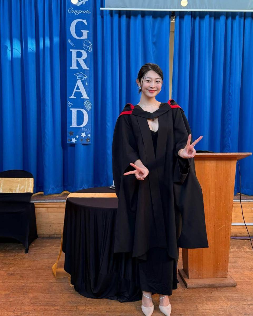 potret wisuda Choi Hye Seon Single's Inferno 3 (instagram.com/hazelchoiii)