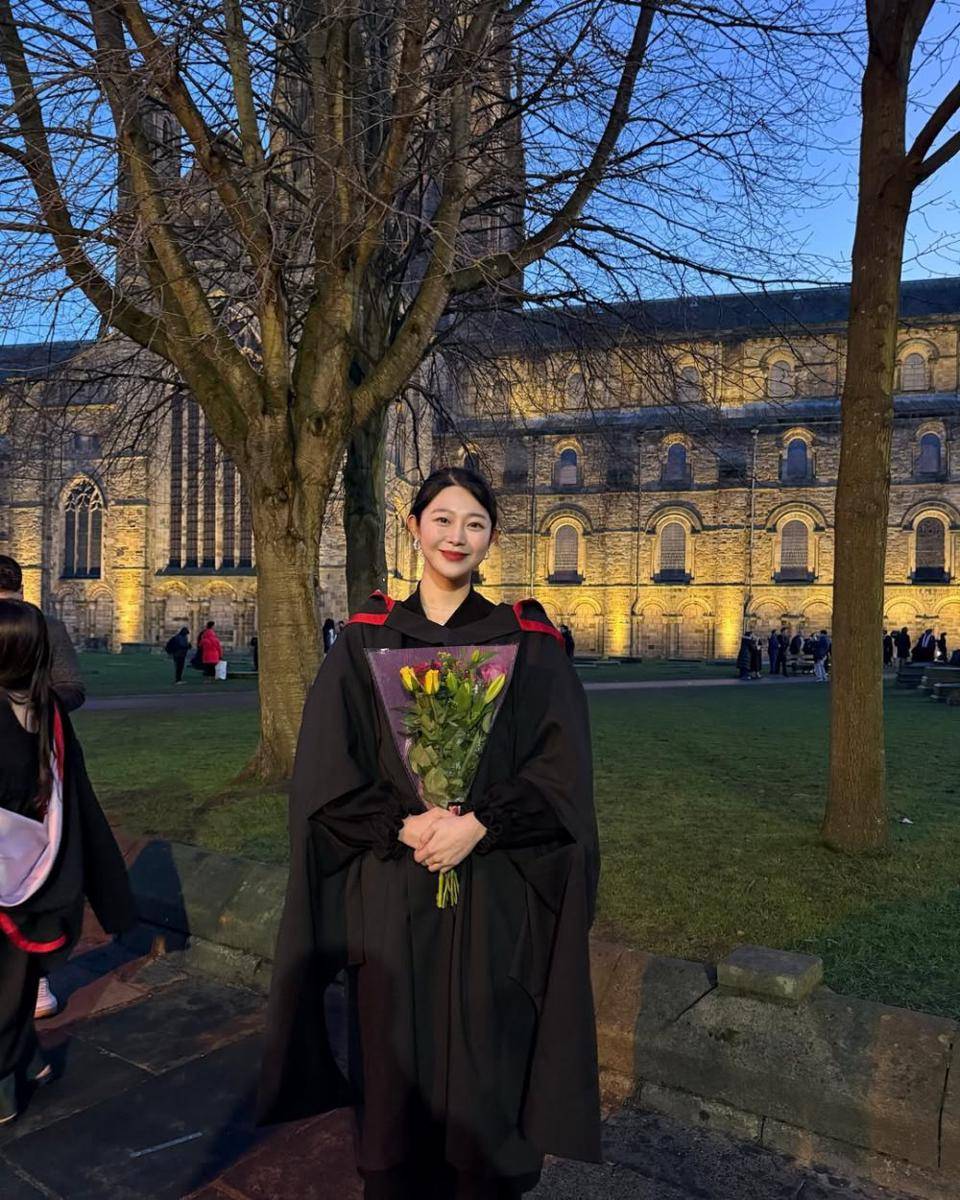 potret wisuda Choi Hye Seon Single's Inferno 3 (instagram.com/hazelchoiii)
