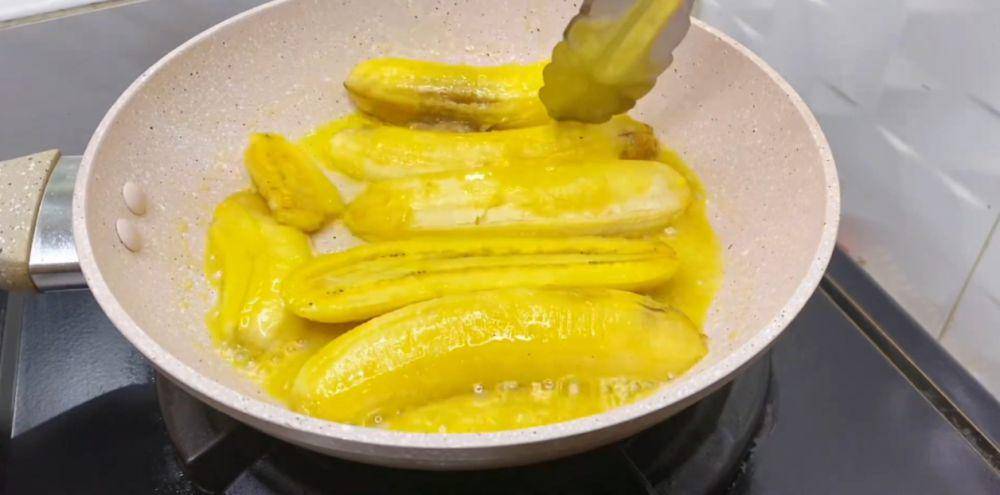 ilustrasi menumis pisang (YouTube.com/RESEP HERNIS)