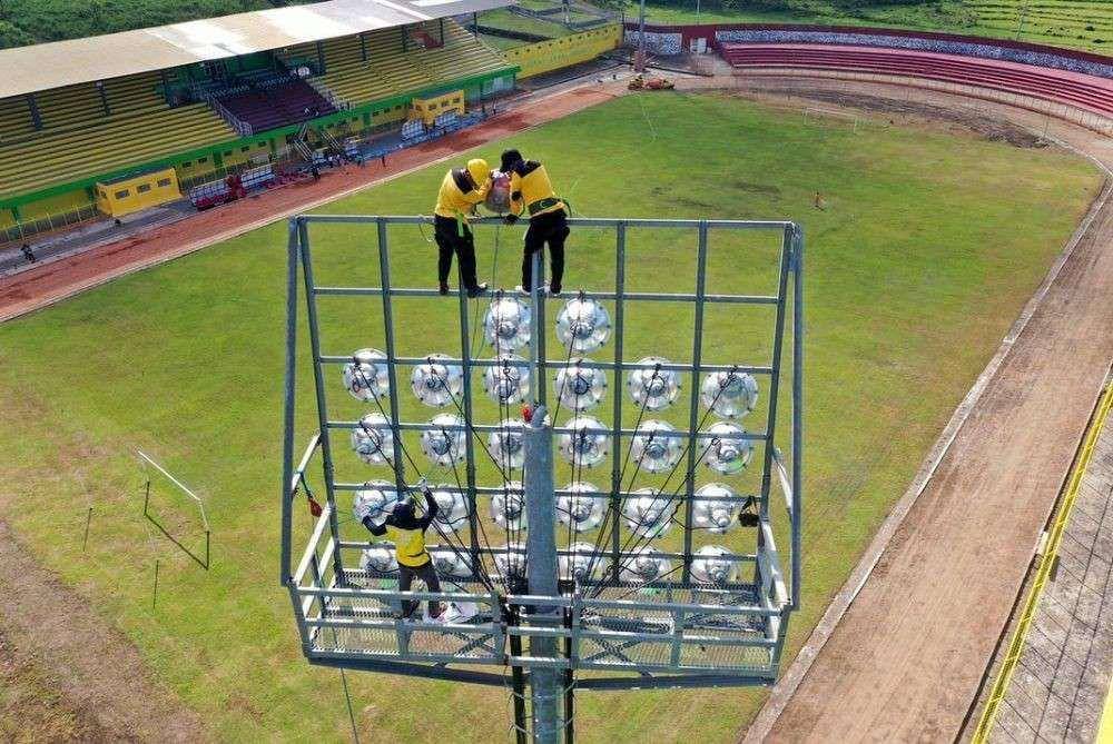 Pemasangan lampu tambahan di Stadion Gelora BJ Habibie Parepare, Kamis 2 Juni 2022. (Dok. Humas Pemkot Parepare)