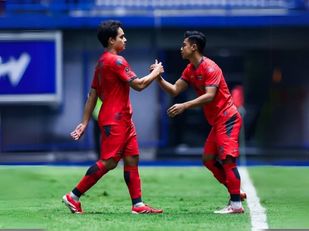 Pratama Arhan (kanan) saat memasuki lapangan (instagram.com/pratamaarhan8)