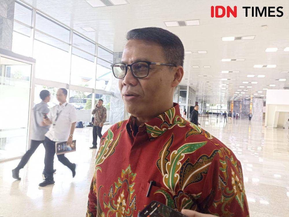 Ketua Fraksi PDIP MPR RI Ahmad Basarah bicara peluang bertemunya ketua umumnya Megawati Soekarnoputri dan Presiden Prabowo Subianto. (IDN Times/Amir Faisol)