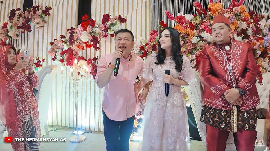 7 Potret Ashanty dan Anang Datang ke Pernikahan Karyawan