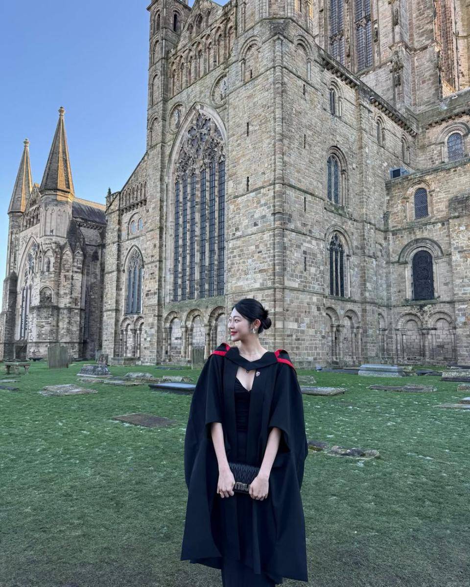 potret wisuda Choi Hye Seon Single's Inferno 3 (instagram.com/hazelchoiii)